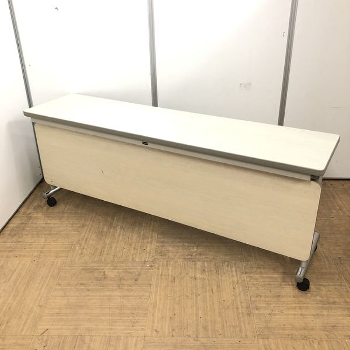 【収納可能な会議用テーブル】スタックテーブル　キャスター付きで移動がしやすい
                        その他シリーズ
                                    中古
            