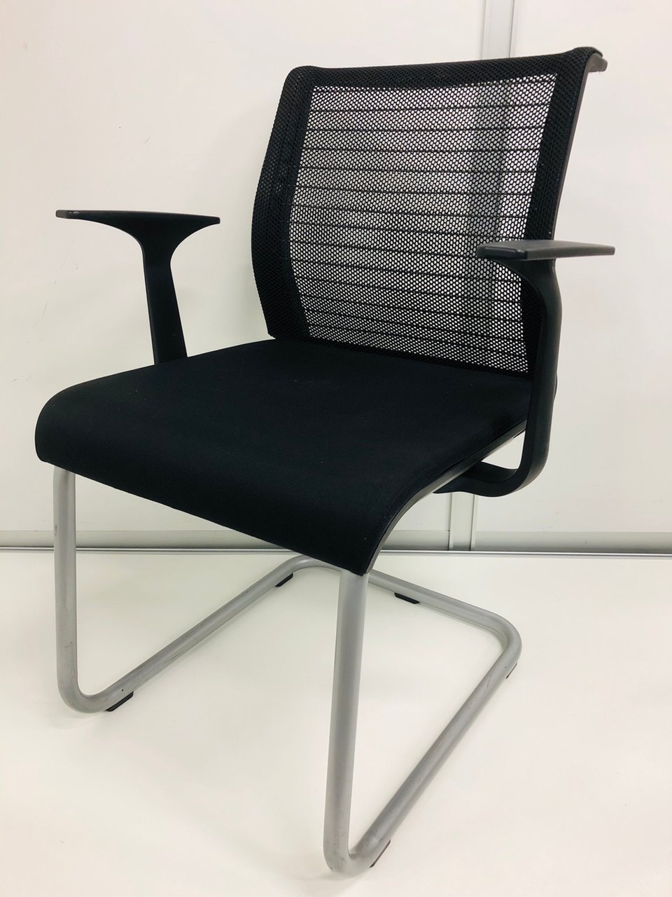 Thinkは人間の身体のニーズを感知できるエルゴノミクスチェア【カンチレバータイプ】
                        シンクチェア（座:布
                                    中古
            