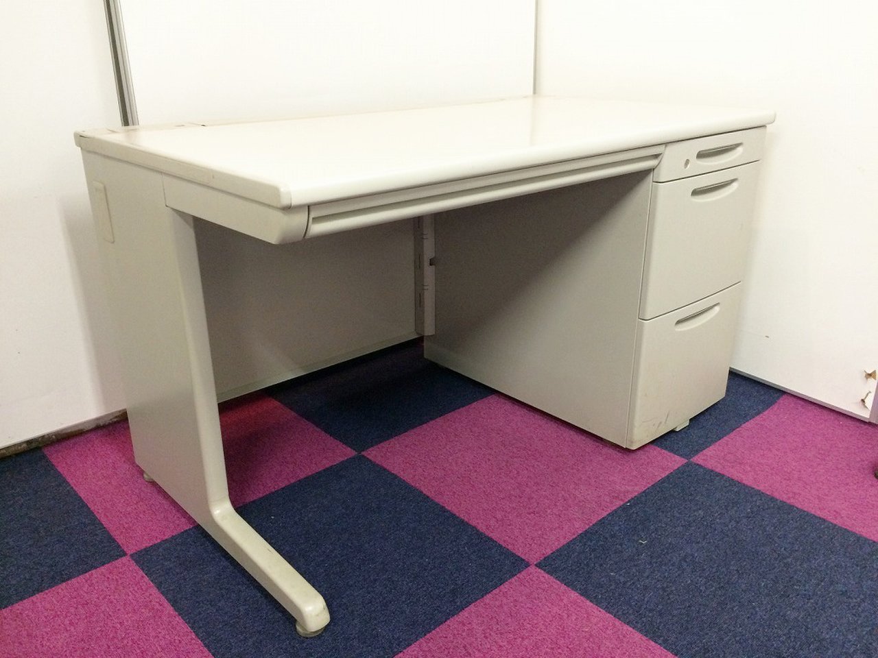 【オフィスデスクの定番サイズ　幅1,200mmの片袖机】配線カバーが一直線に伸びています。
                        SD-eデスクシステム 
                                    中古
            