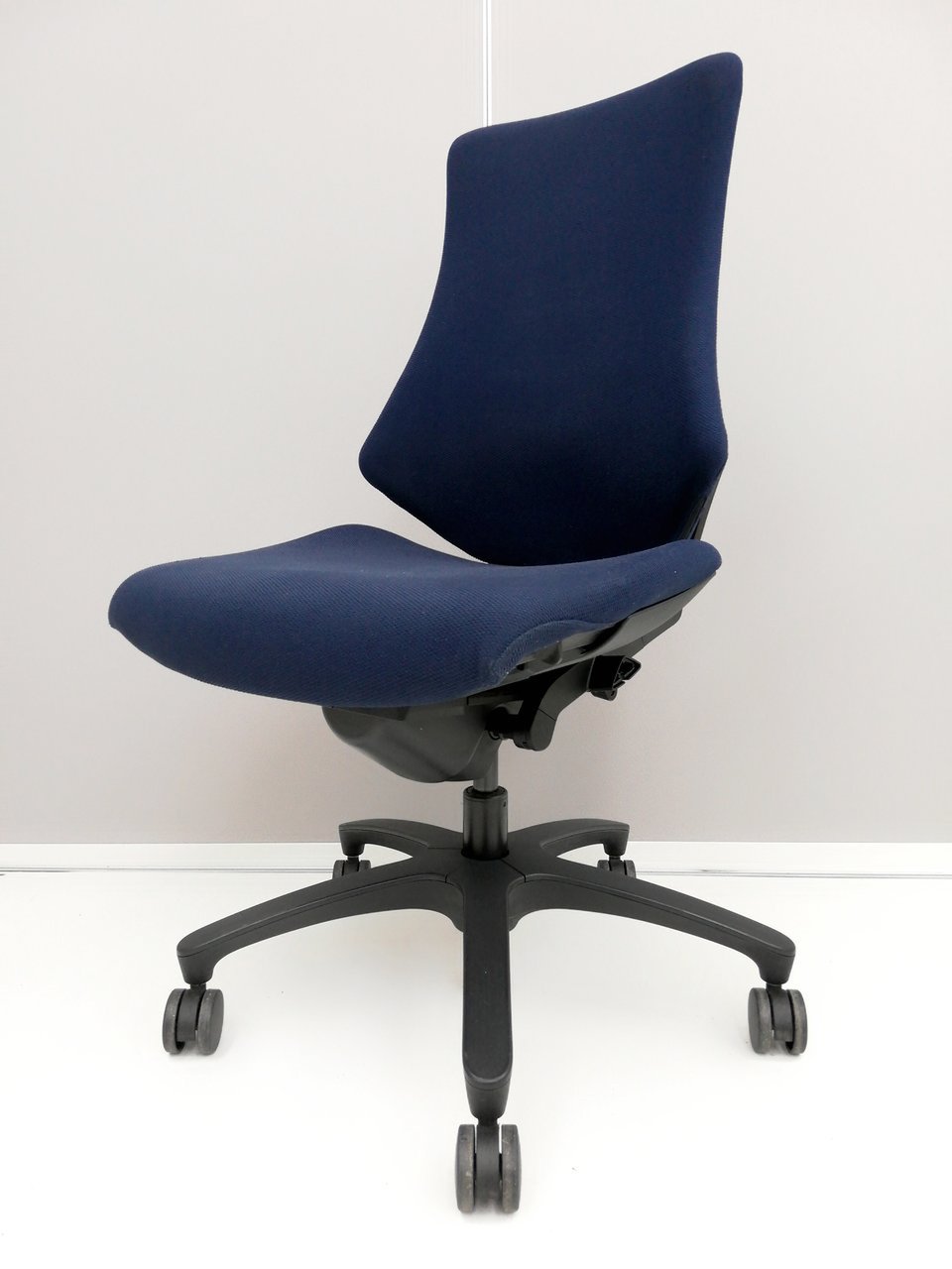 【在庫一掃セール】【柏倉庫在庫品】フィット感抜群/腰痛持ちの方におすすめ/落ち着いた色味/イトーキ/エフ/滞留品
                        エフ 
                                    中古
            