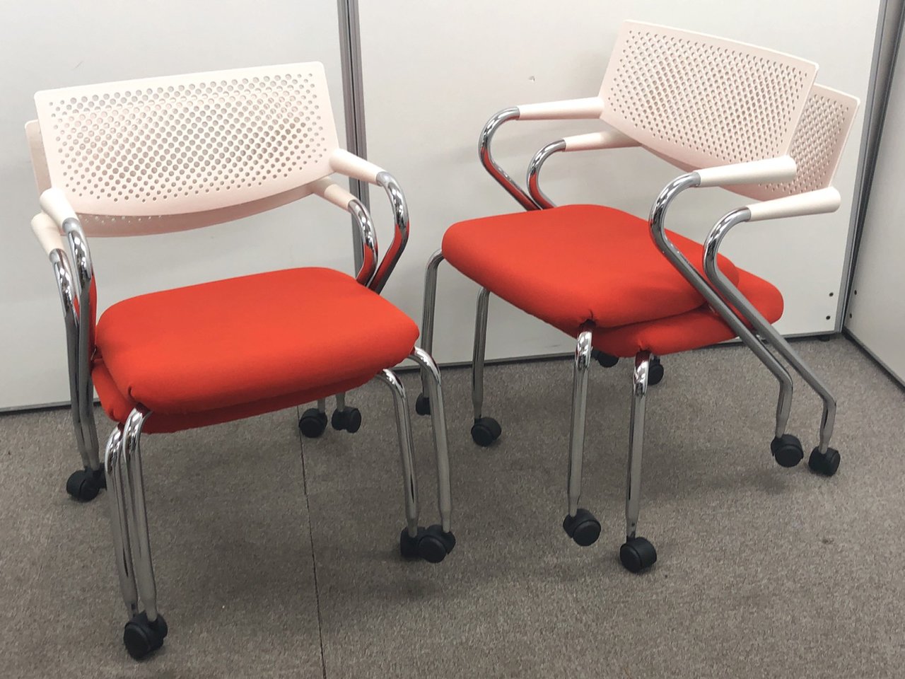 【4脚1セット商品】メタリックがカッコいい！【海外メーカー】
                        ビザロール 
                                    中古
            