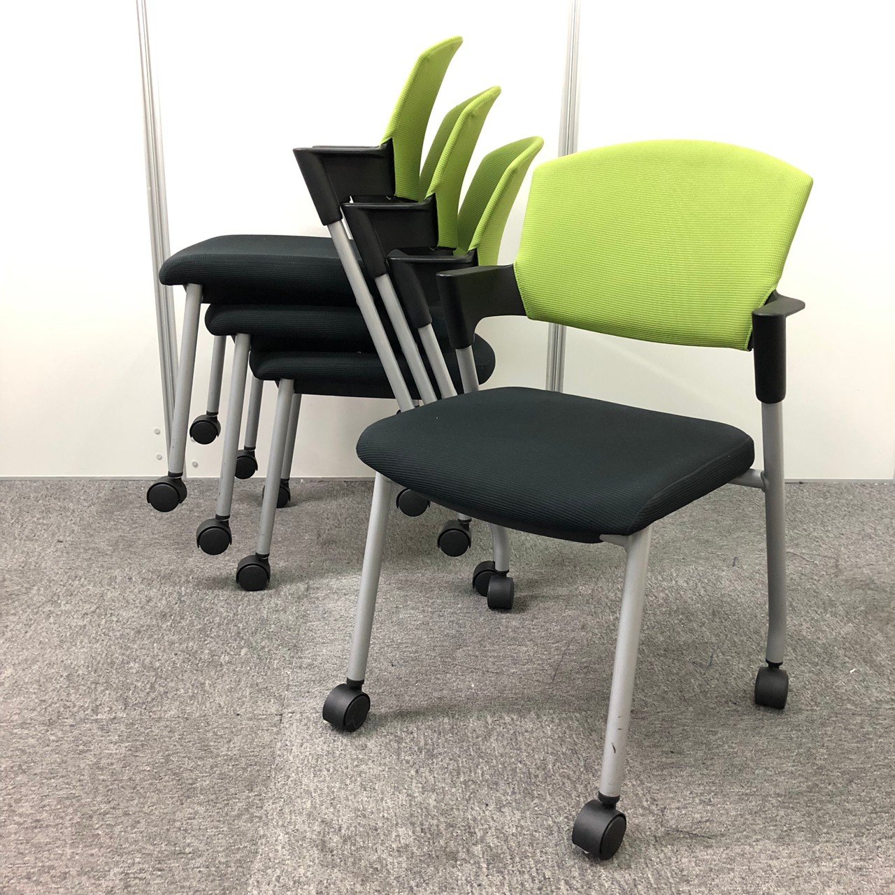 【4脚セット価格】人気シリーズ　キャスター付き
                        プロッティ（キャスター付） 
                                    中古
            