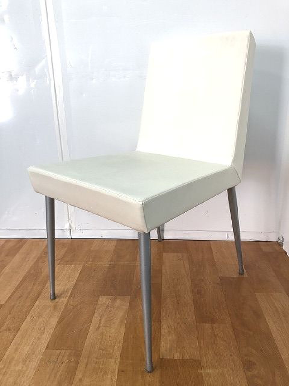 【ホワイトカラーのオシャレなチェアの入荷です！！】
                        その他シリーズ
                                    中古
            