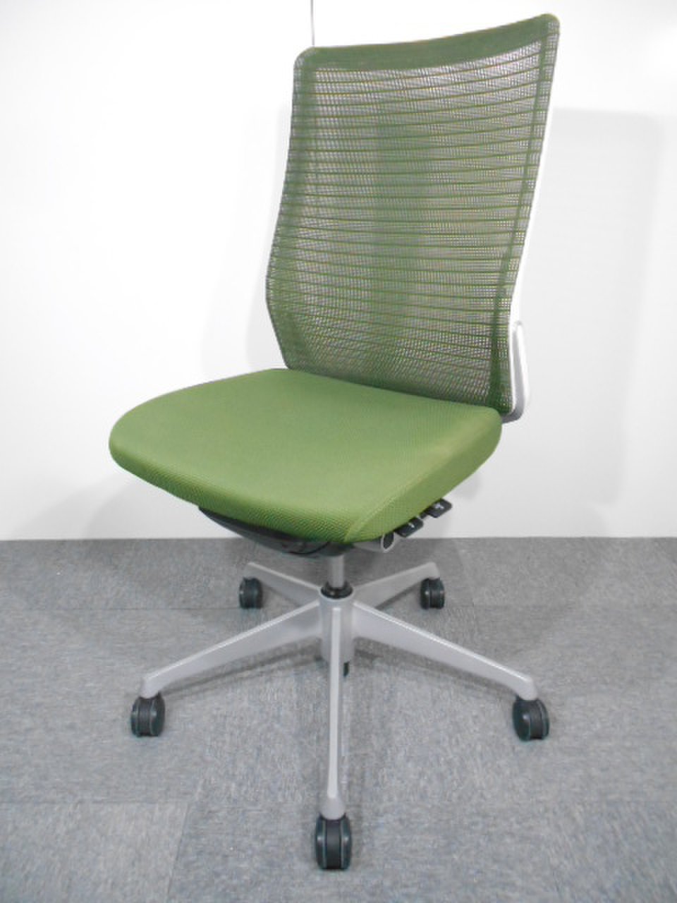 【在庫入替の為お安く！】落ち着いたグリーン・ホワイトのフレームがオシャレなチェア【在宅ワーク】
                        コーラルメッシュ 
                                    中古
            