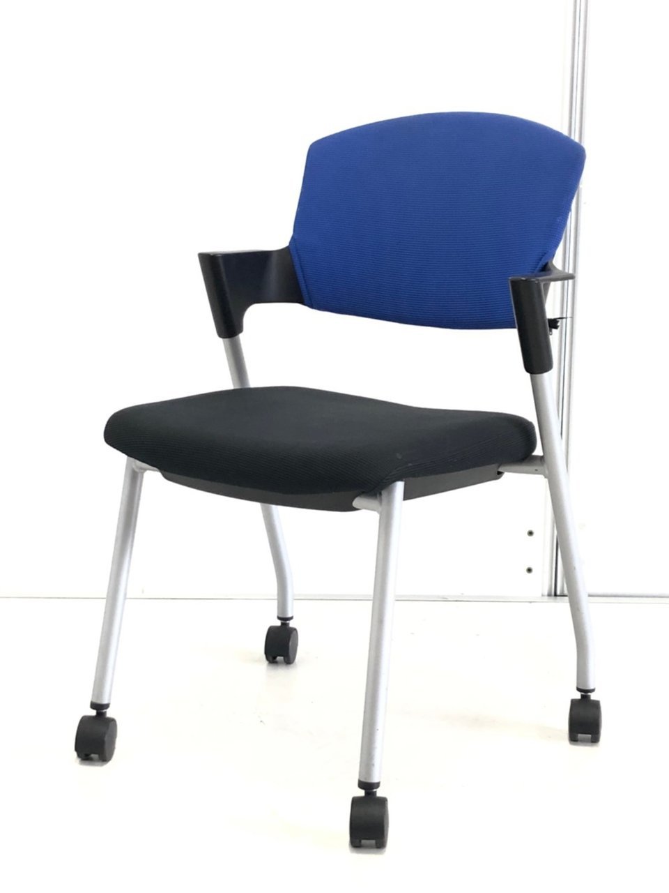 人気のスタッキングチェアが入荷！｜状態良好　ブルー×ブラック　キャスター付き　プロッッテイ
                        プロッティ（キャスター付） 
                                    中古
            