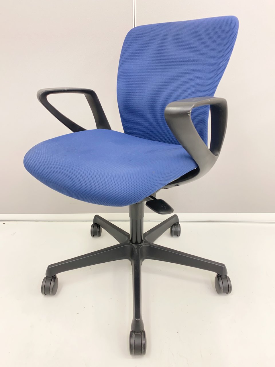 【状態良好品】定番カラーブルーのチェアが入荷！◆オカムラ製
                        スラート 
                                    中古
            