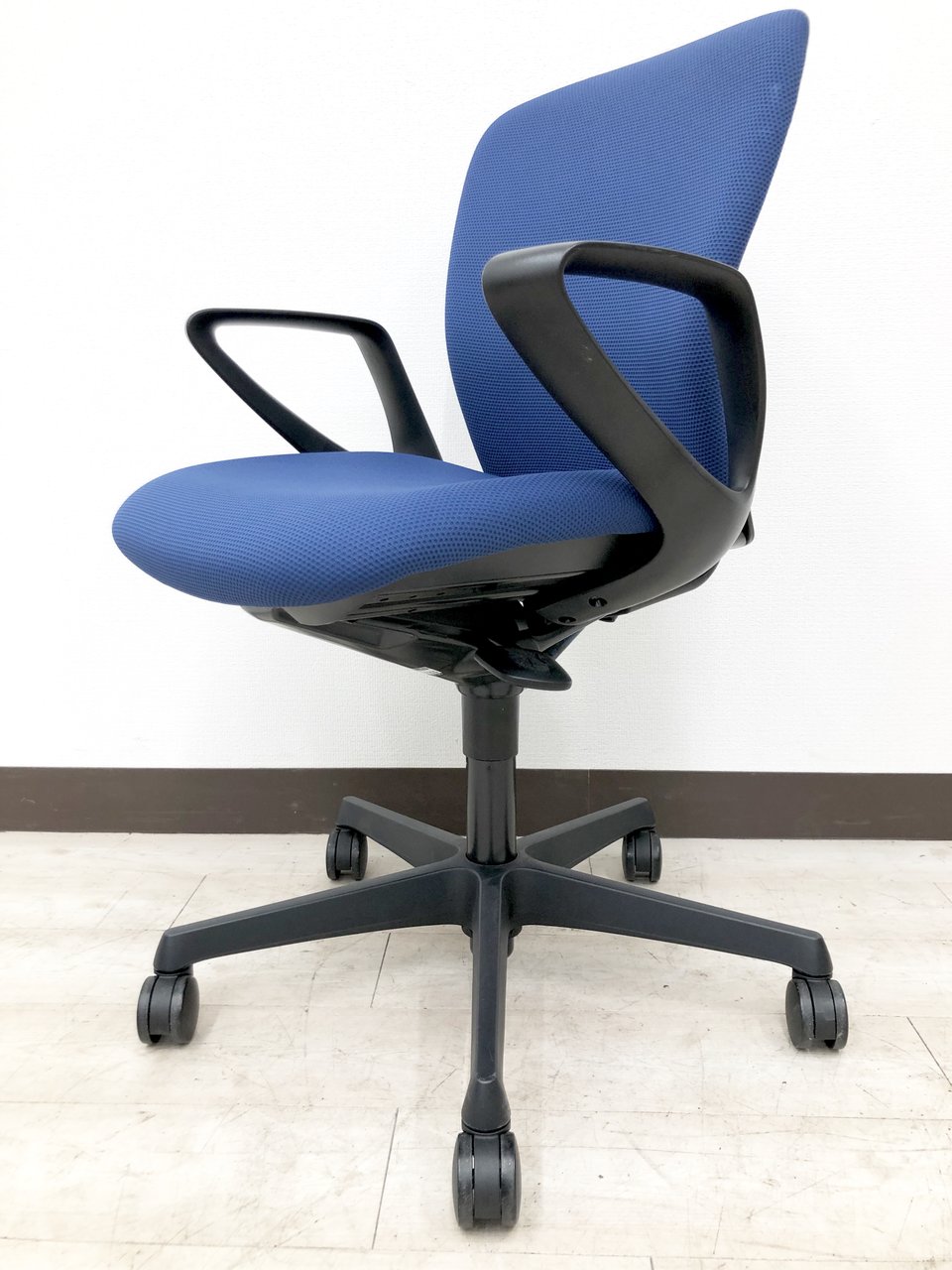 【クリーニング済み！】シンプルデザイン＆パフォーマンス高スラートチェア◆オカムラ製【RP】
                        スラート 
                                    中古
            