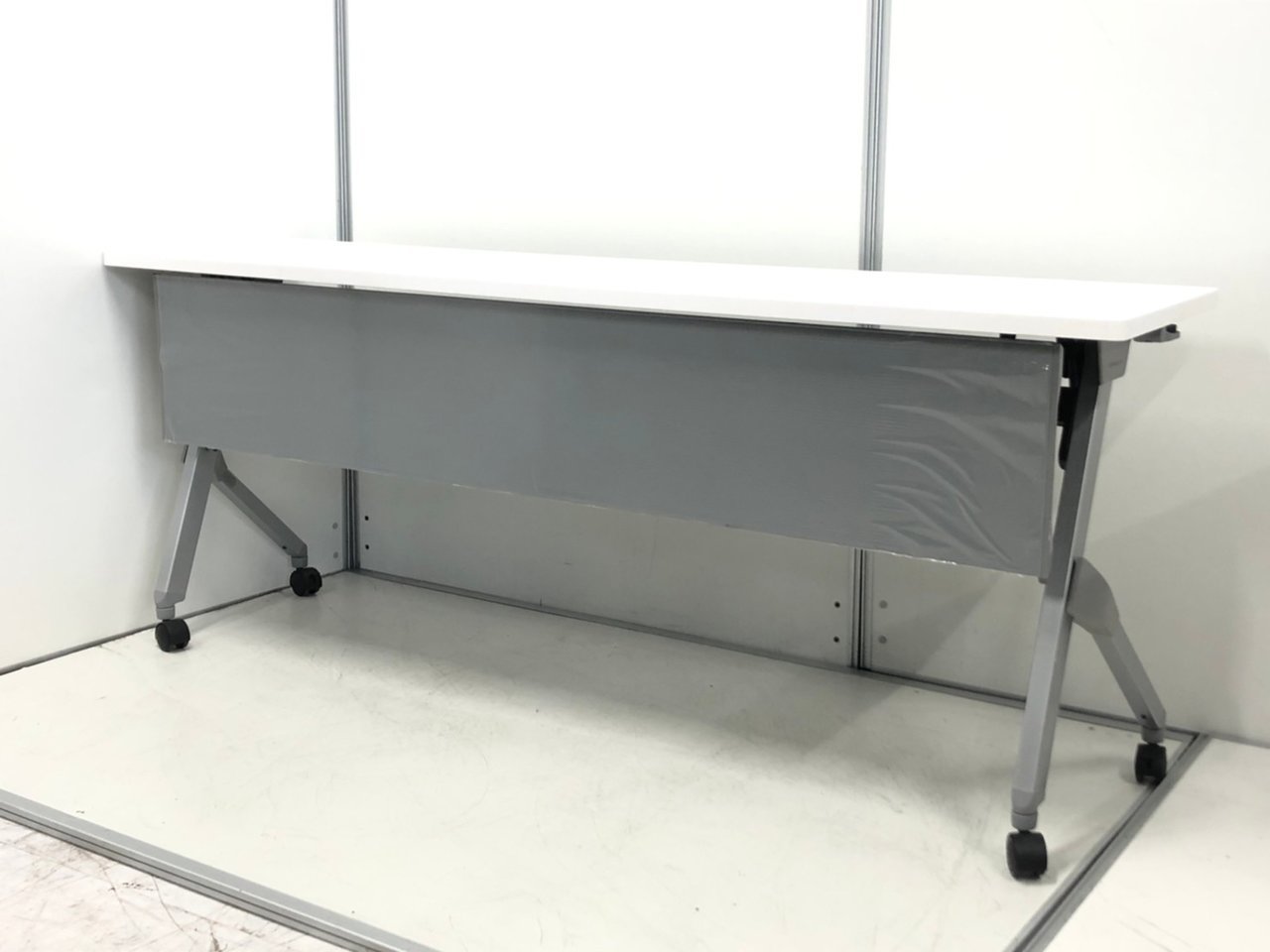 【使いやすい幕板付きフォールディングテーブル！】会議室新設、セミナー等におすすめ！定番の綺麗目ホワイト色！オカムラ製　フラプター
                        フラプター 
                                    中古
            