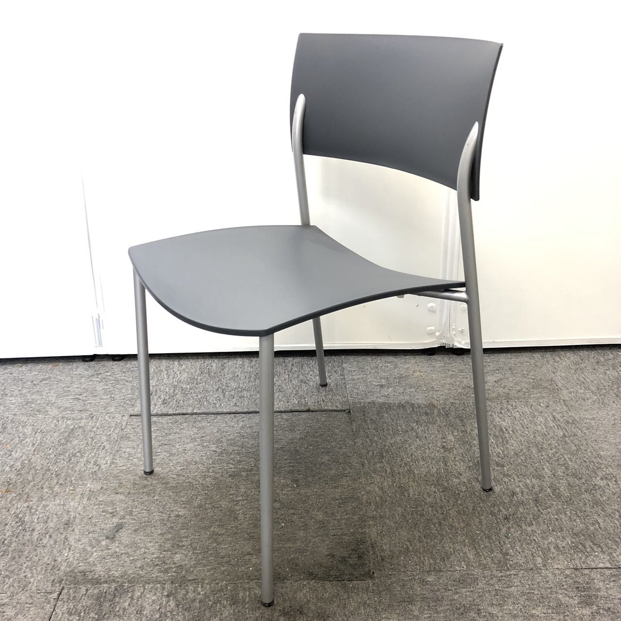 樹脂タイプスタッキングチェア入荷！
                        その他シリーズ
                                    中古
            