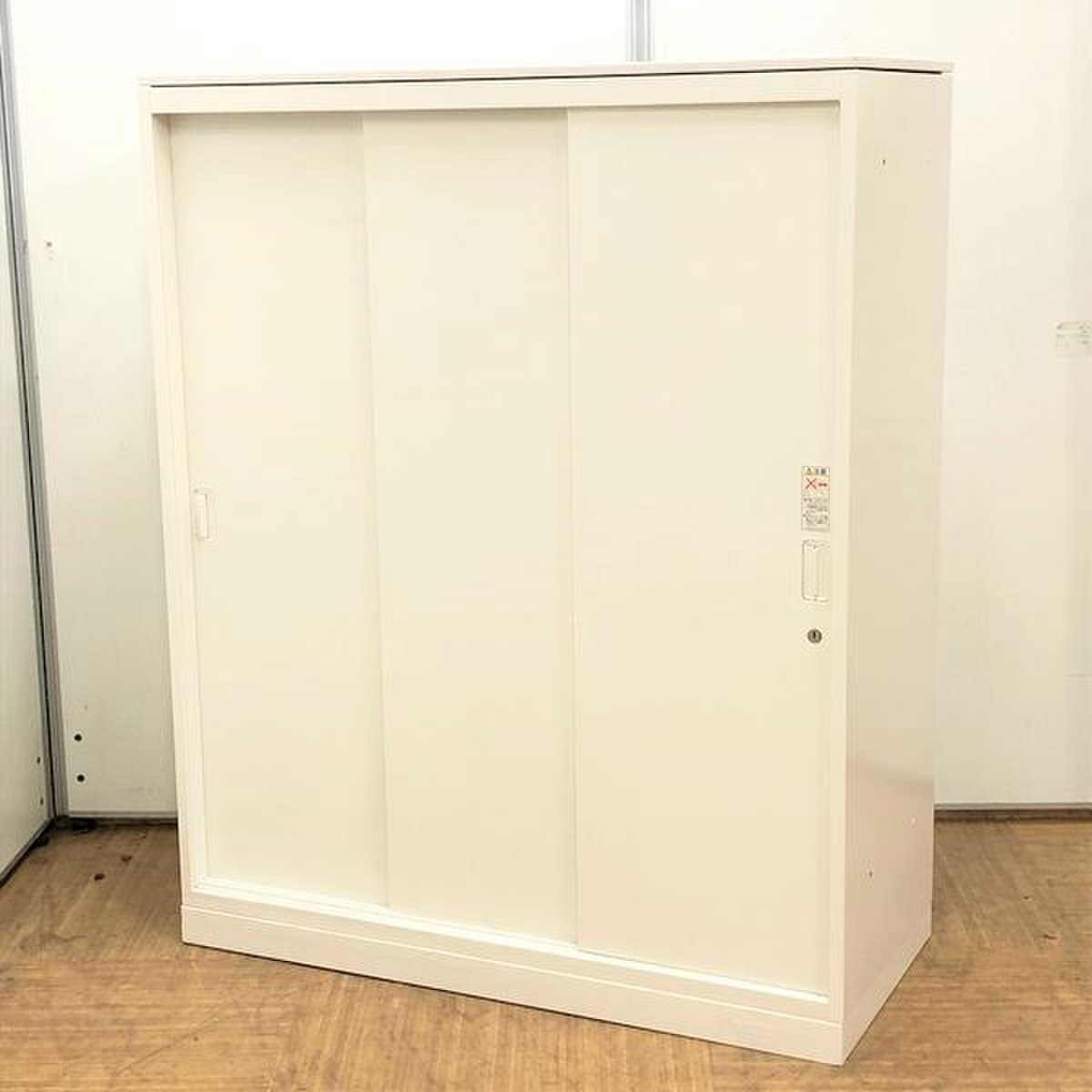 3枚引違扉の書庫です。収納間口が広く使いやすい書庫【省スペース化の奥行400㎜】
                        レクトライン 
                                    中古
            