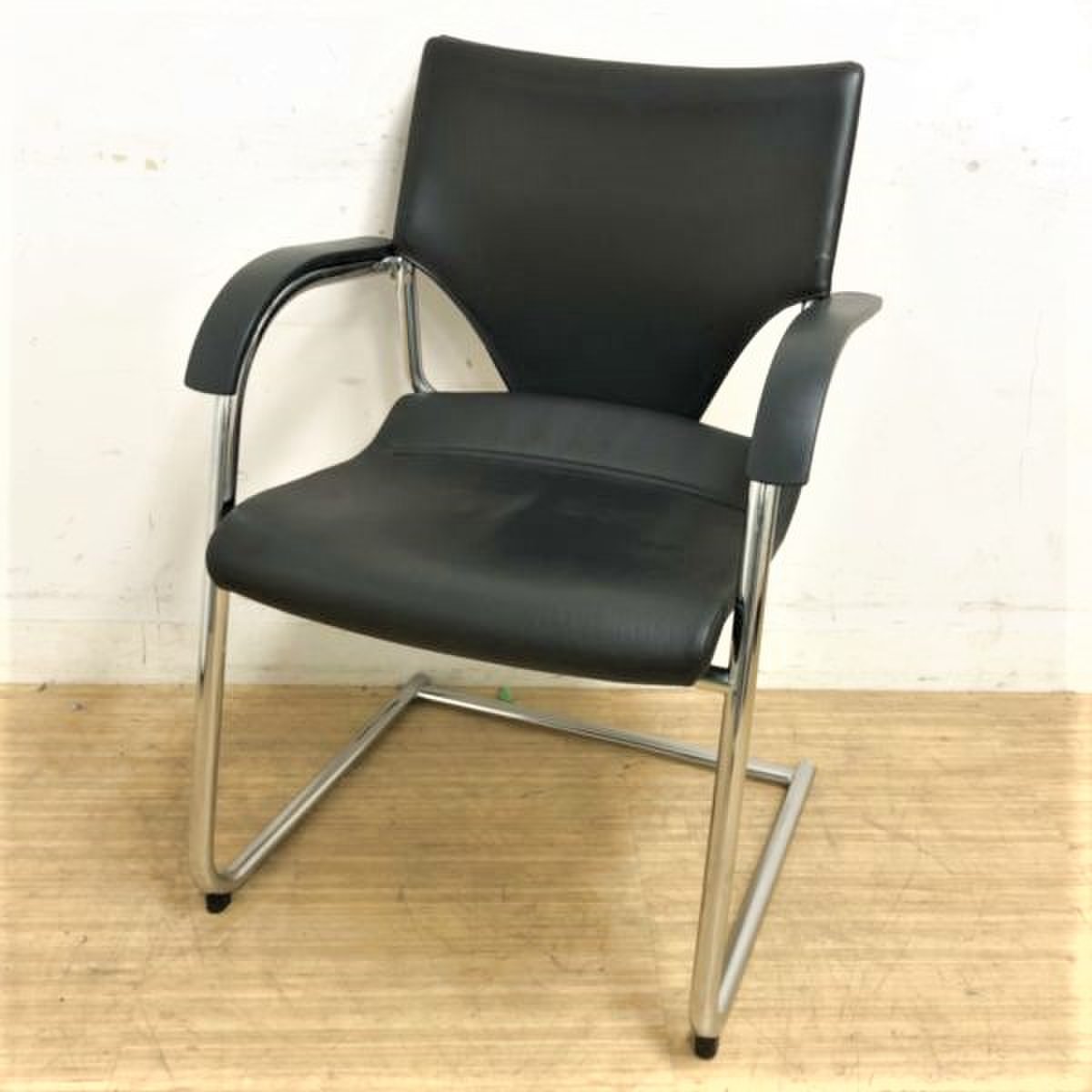 【3脚入荷】洗練された機能美　人間工学に基づいた革新的チェア
                        モダス 
                                    中古
            