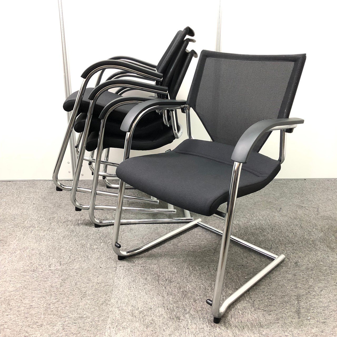 【圧迫感のない座り心地を提供してくれるチェア4脚セット！】特別価格！！海外トップメーカー　コスパ抜群の高級チェア
                        モダス 
                                    中古
            