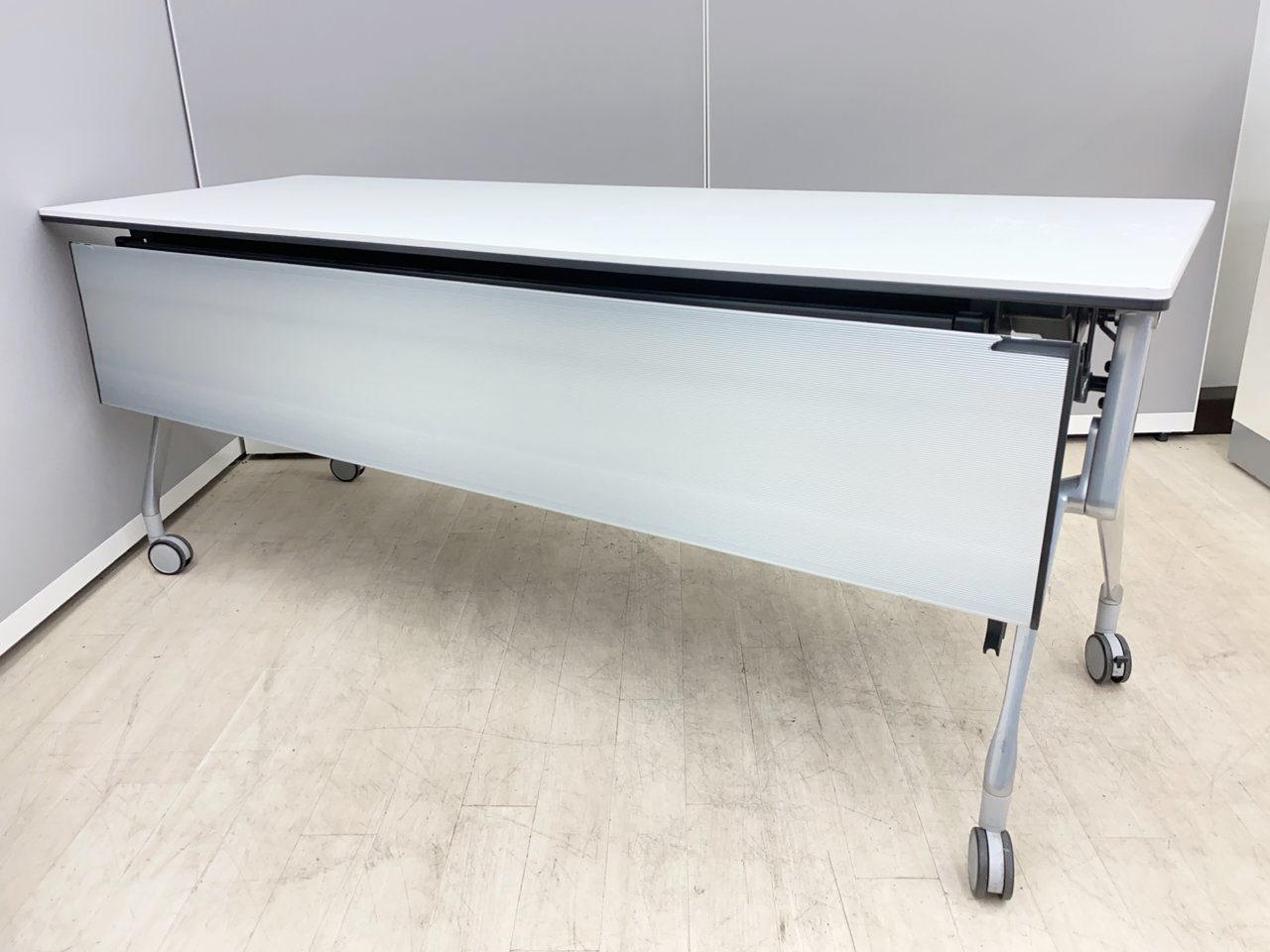 【ちょっと破損有り・・】上質テーブル◆オカムラ製サイドスタックテーブル
                        サイドテーブルY 
                                    中古
            