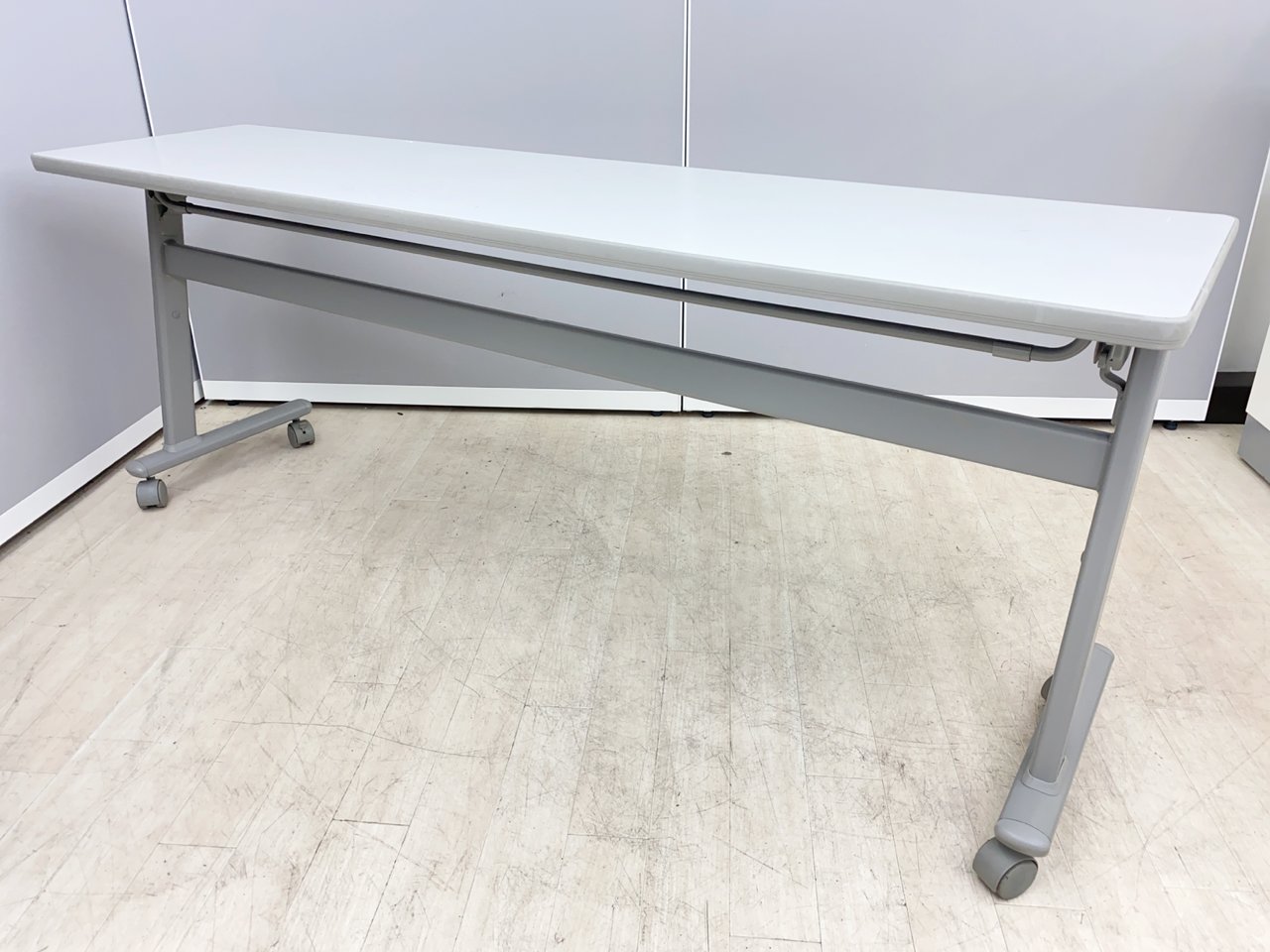 【入れ替えセール】安い！オカムラ製会議用サイドスタックテーブル
                        サイドテーブルN 
                                    中古
            