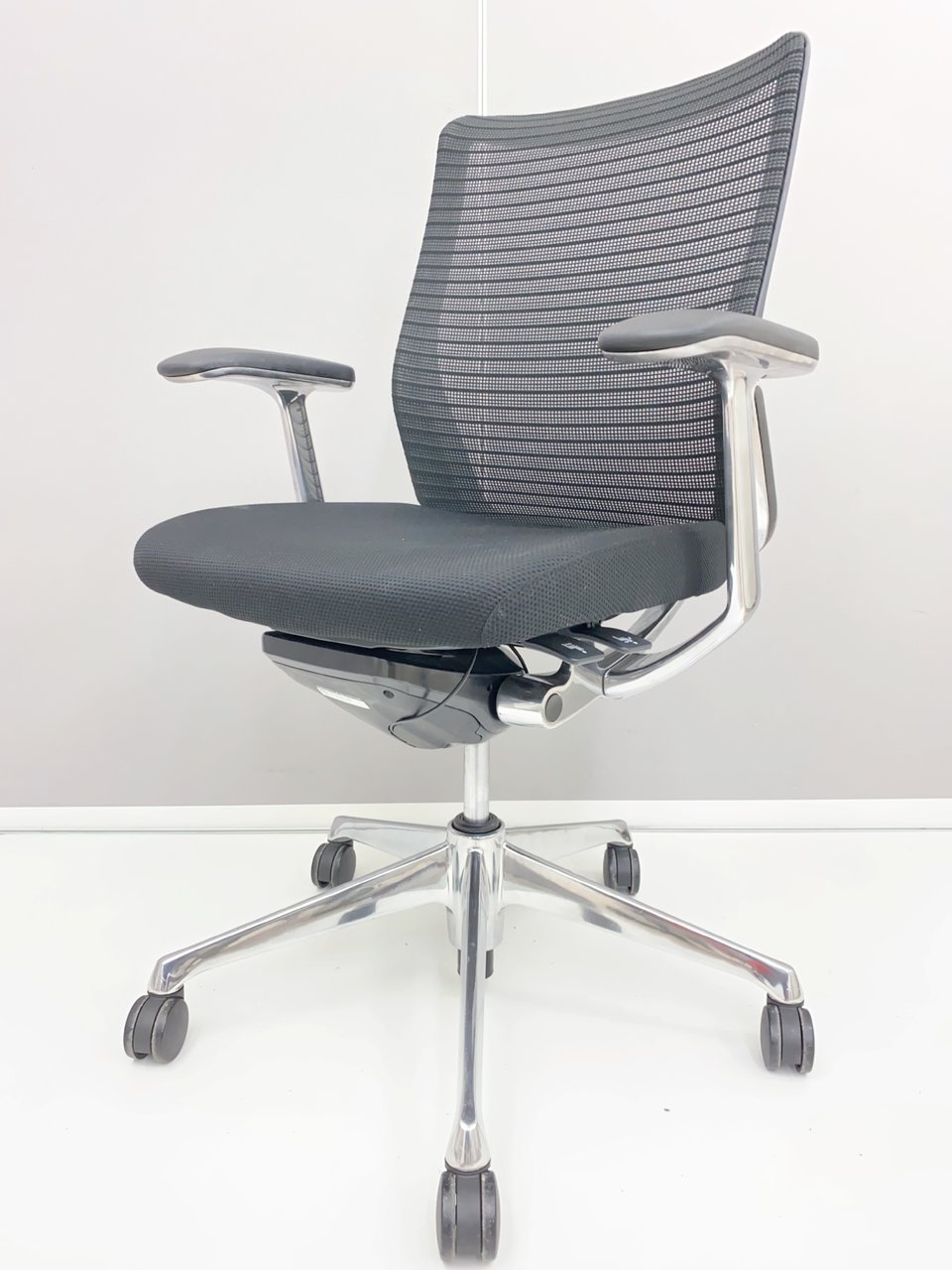 【在庫入れ替えで安い！】【Aランク状態良好】ある意味男らしいフォルム！固定肘タイプ◆オカムラ製コーラル
                        コーラルメッシュ 
                                    中古
            