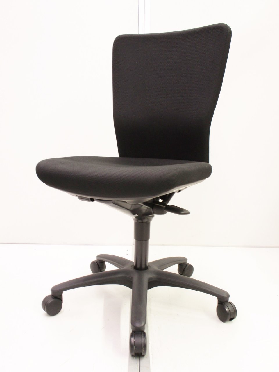 【安心の座り心地】オールブラックカラーのカロッツァが入荷致しました。
                        カロッツァ 
                                    中古
            