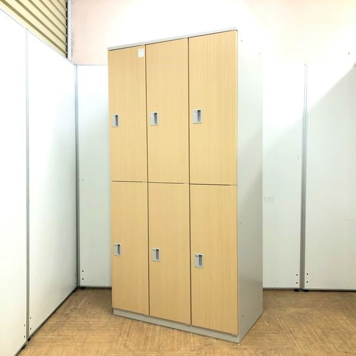 【状態良好】【木目調の扉でオフィスが今風に様変わり】【シリンダータイプで施錠も楽々です】
                        LB 
                                    中古
            