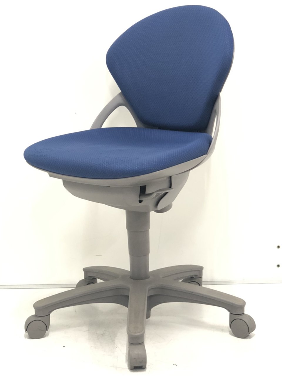 価格の安さが魅力！国産の事務椅子がこの価格で！座面に多少のすれあり■イトーキ■プレーゴ
                        プレーゴ 
                                    中古
            