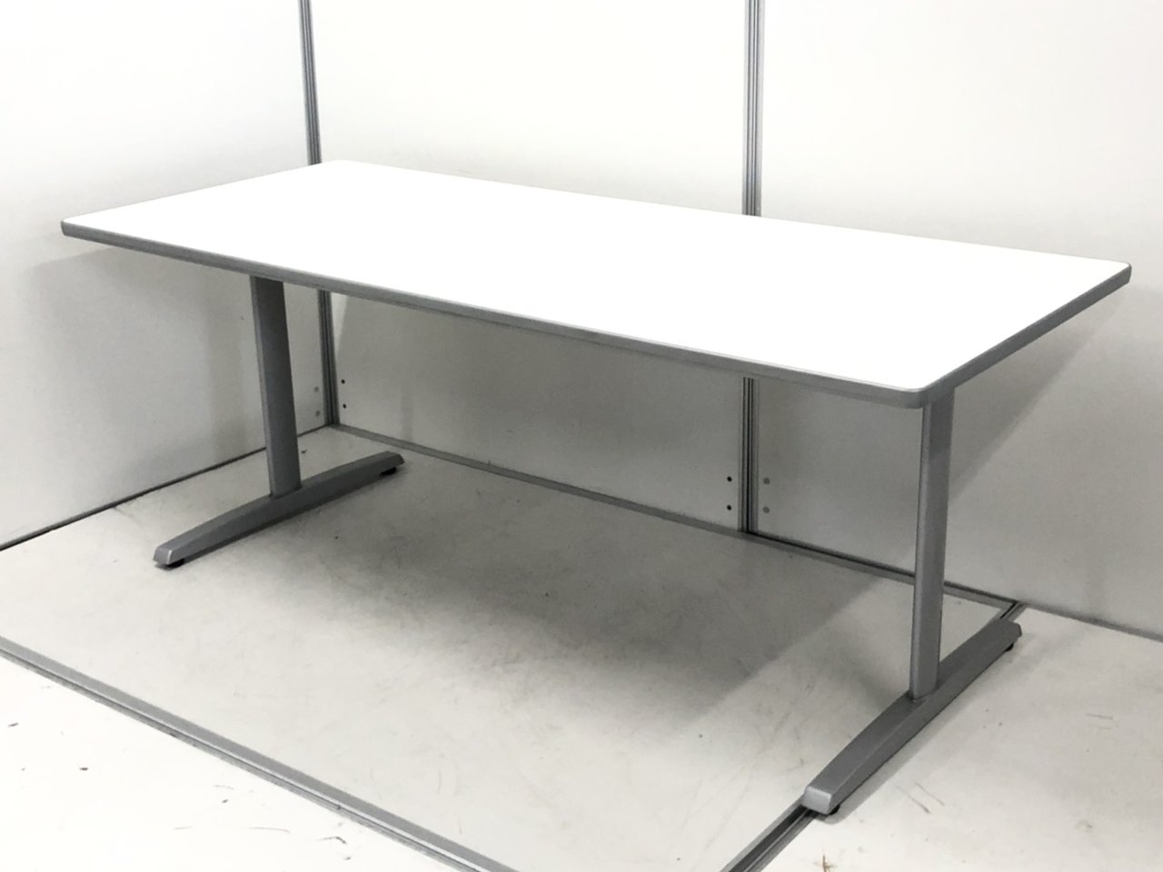 【2台入荷！】オカムラ製のミーティングテーブル！6人掛けが可能！　★
                        8177シリーズ 
                                    中古
            