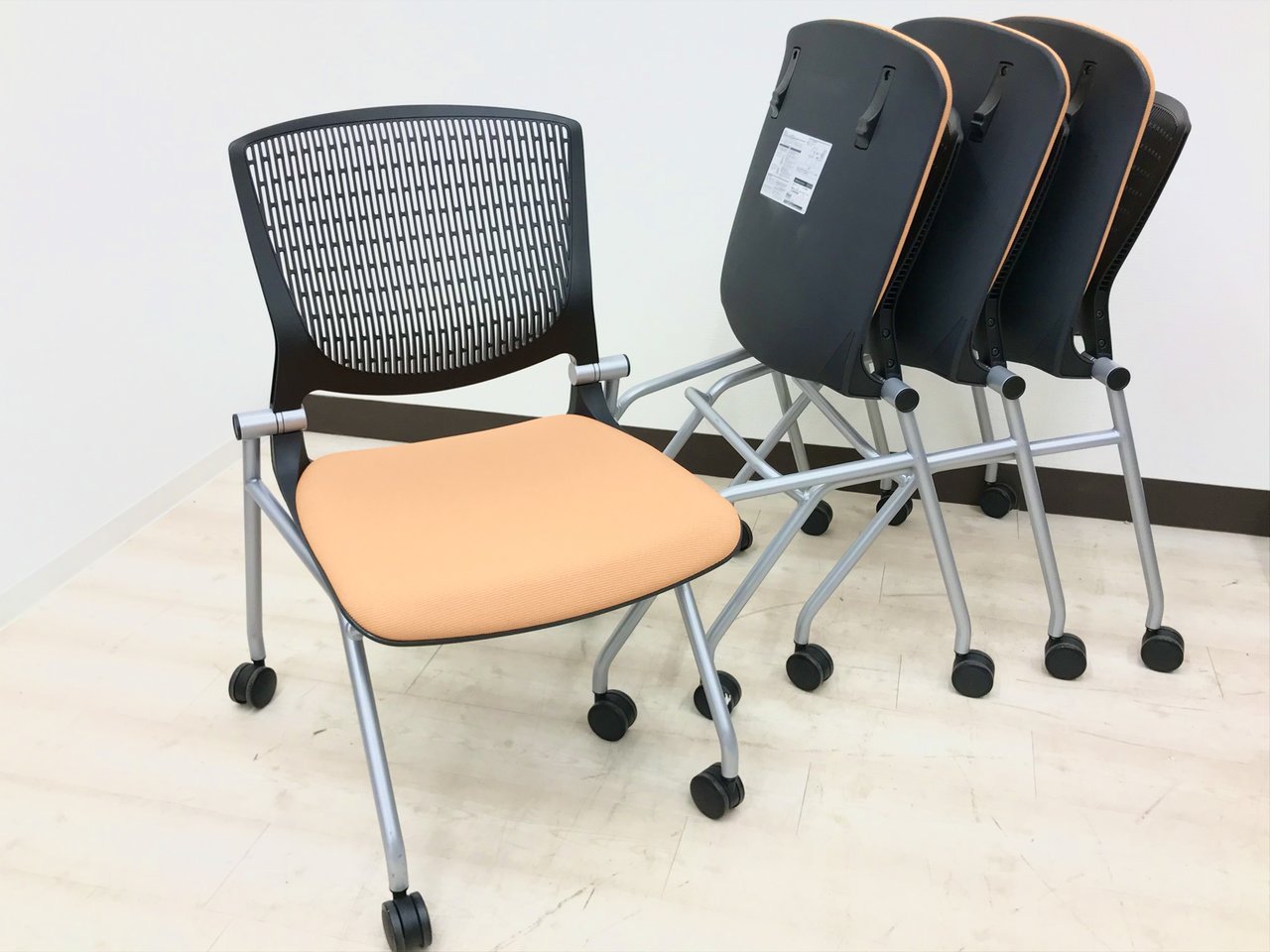 座面が厚めでお尻が疲れにくい！オカムラ　グラータ　オレンジ　ミーティング【RP】
                        グラータ 
                                    中古
            