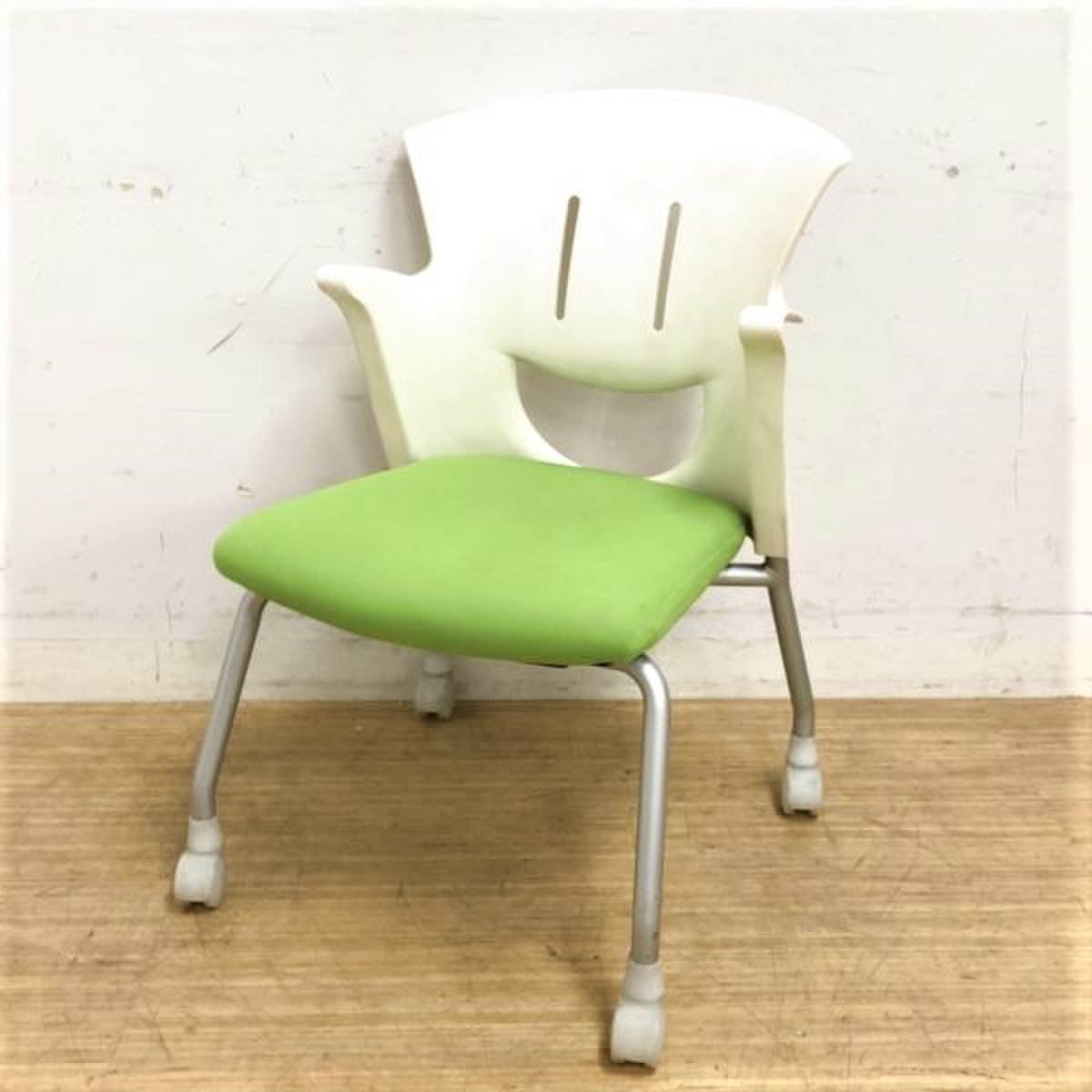 省スペース対応可能のチェア　キャスター付きで移動も楽々　キャッチーなデザイン性も◎　スタッキングチェア
                        マノス 
                                    中古
            