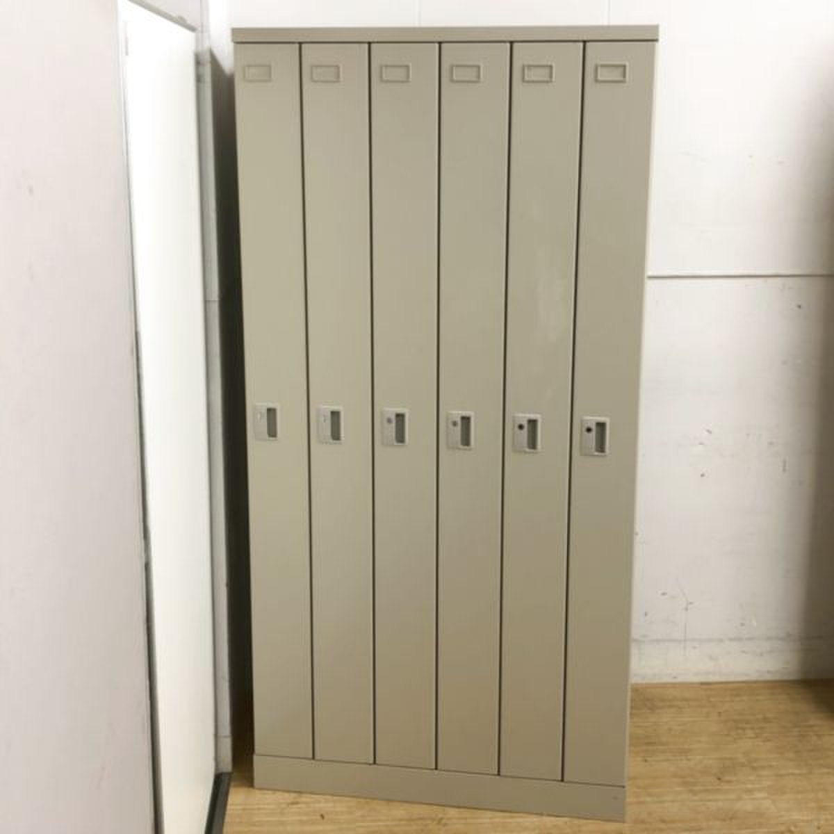 【2台入荷】オフィスのスペース活用に　東洋事務機の6人用縦割りロッカー
                        その他シリーズ
                                    中古
            
