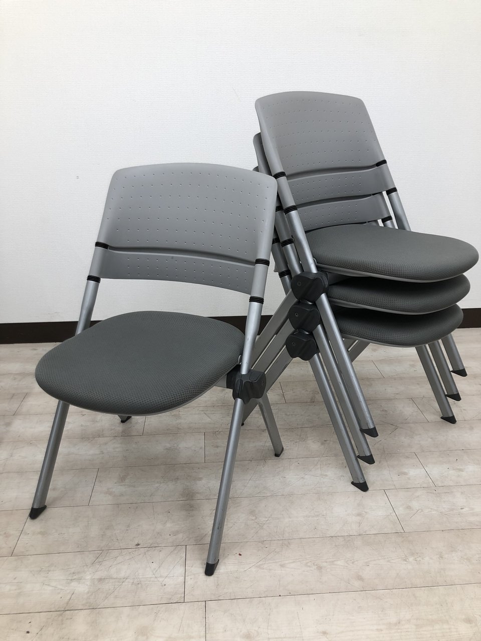 お得な４脚セット！キャスター無しだから安定した座り心地！かさばらず収納可能　オカムラ　リータ【RP】
                        リータ 
                                    中古
            