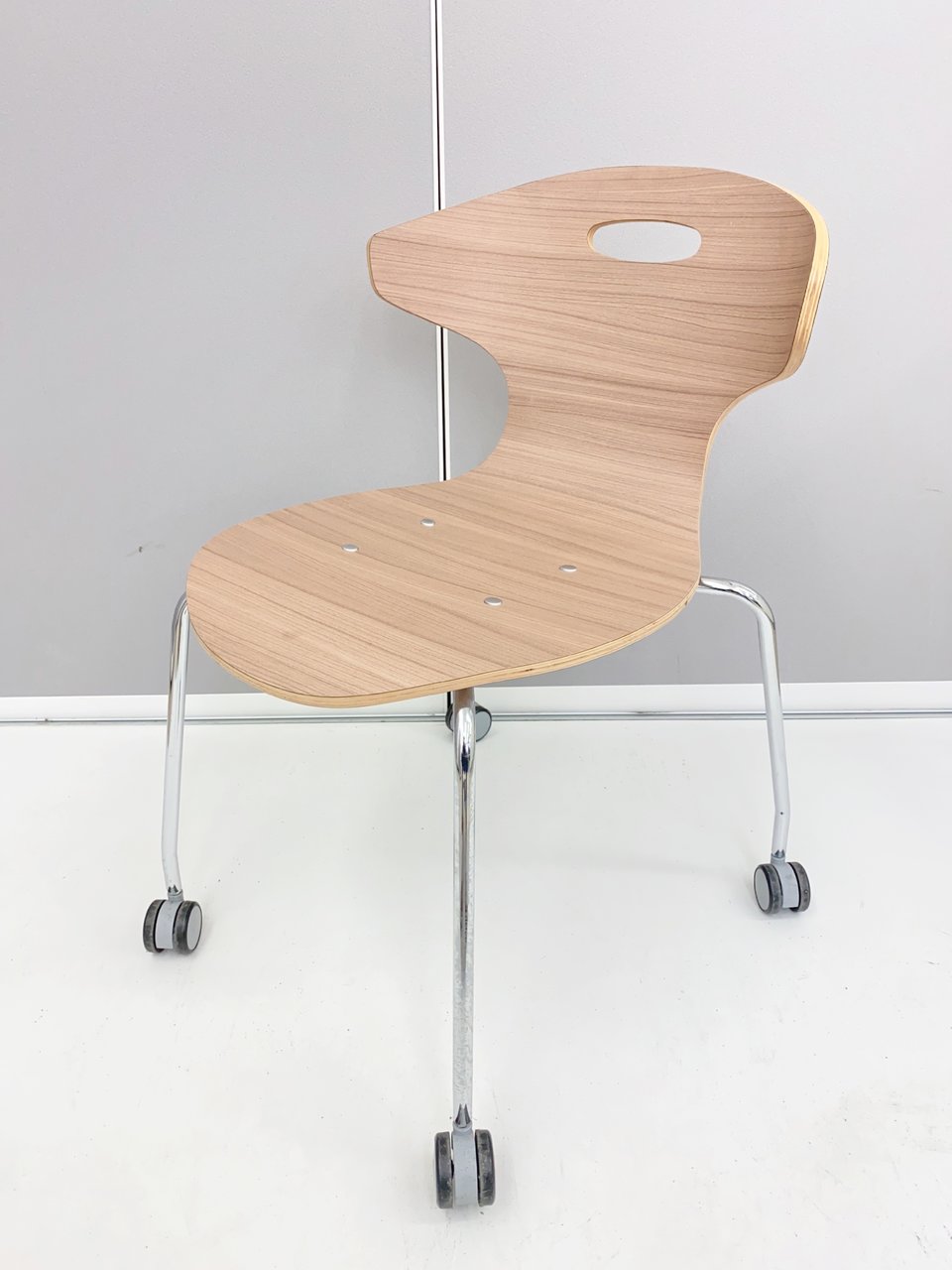 【お洒落木目】スタック可能10脚入荷◆移動楽々キャスター付き
                        その他シリーズ
                                    中古
            