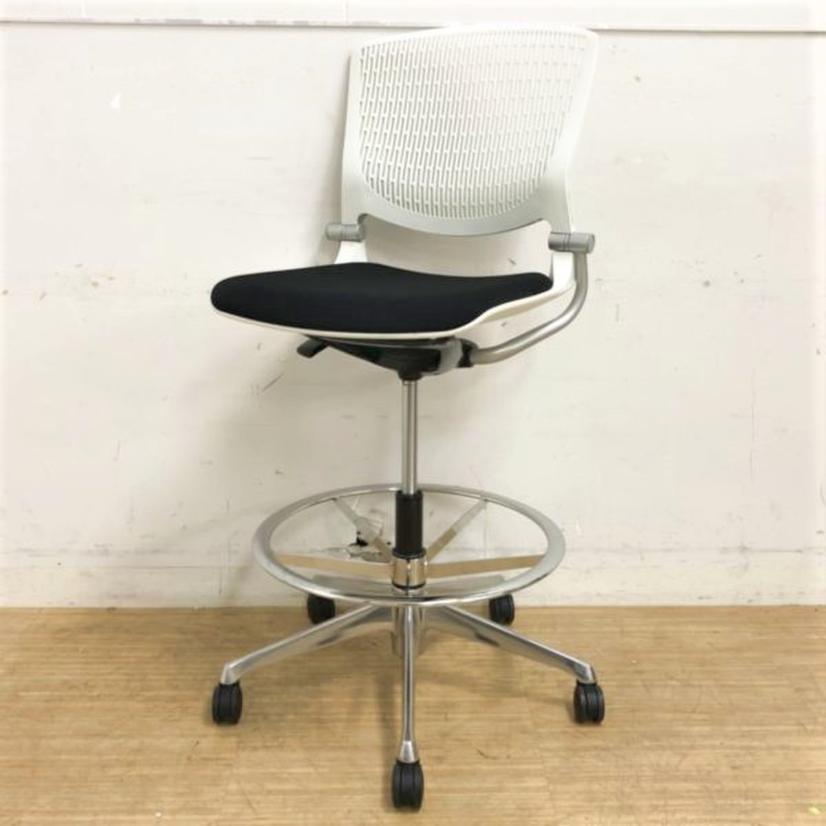 ハイテーブルと合わせてお洒落な空間に　モノトーンを基調とした高いデザイン性　オカムラ　グラータ
                        グラータ 
                                    中古
            