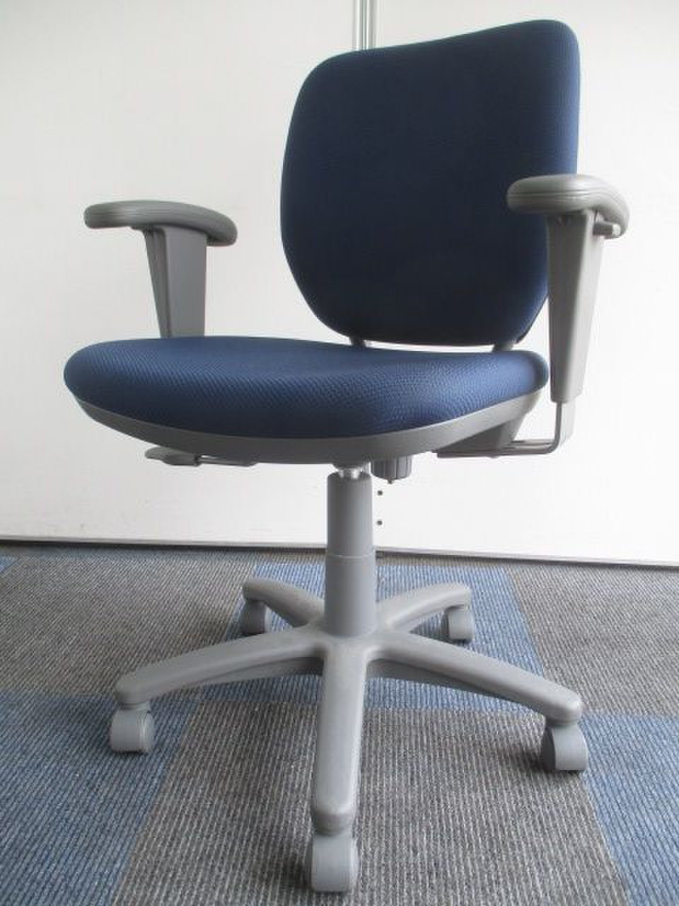 【定番チェア入荷】クッション生地で座り心地抜群！肘付きでこの金額！
                        ヴィラージュ 
                                    中古
            