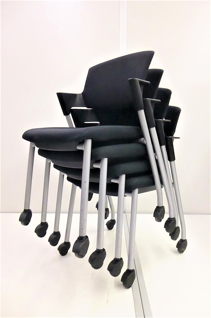 【4脚セット】人気スタッキングチェア8脚入荷！キャスター付きなので移動も楽！
                        プロッティ（キャスター付） 
                                    中古
            