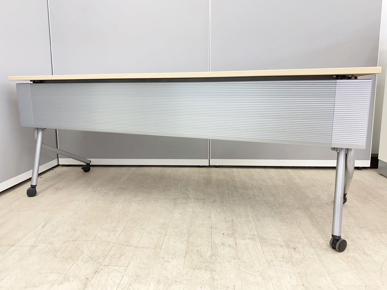 大量入荷！幅広～いテーブル◆美しい木目調会議はかどる素敵アイテム◆オカムラ製
                        ネスティア 
                                    中古
            