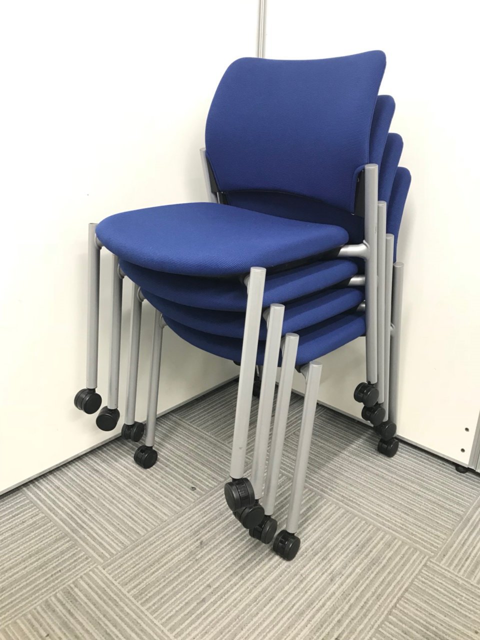 【4脚1セット】1脚ずつ購入されるよりお得です！！■オカムラ■スタッキングチェア
                        8147シリーズ 
                                    中古
            