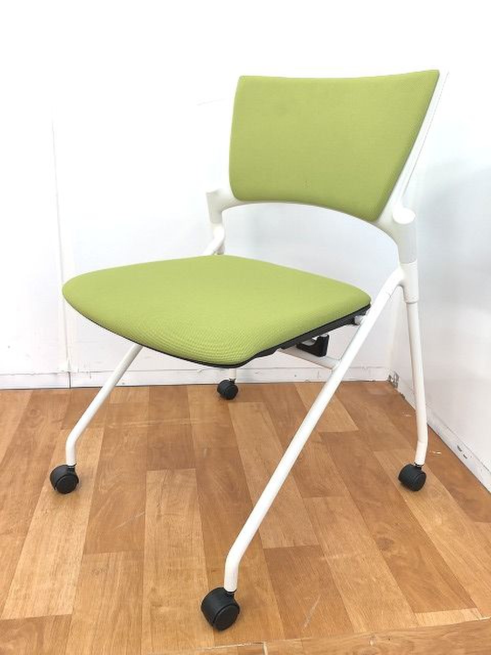 【１脚限定！！国内メーカーネスティングチェアの入荷です！！】■おつとめ品
                        マノス 
                                    中古
            