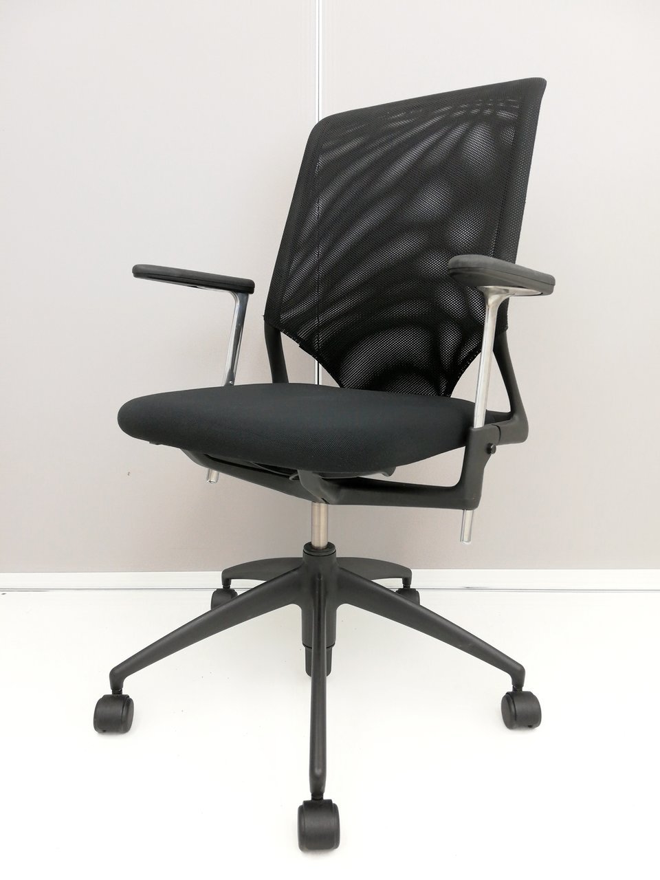 人気のファッションブランド！ 中古】メダ2チェア vitra/ヴィトラ 肘付ハイバックチェア デスクチェア