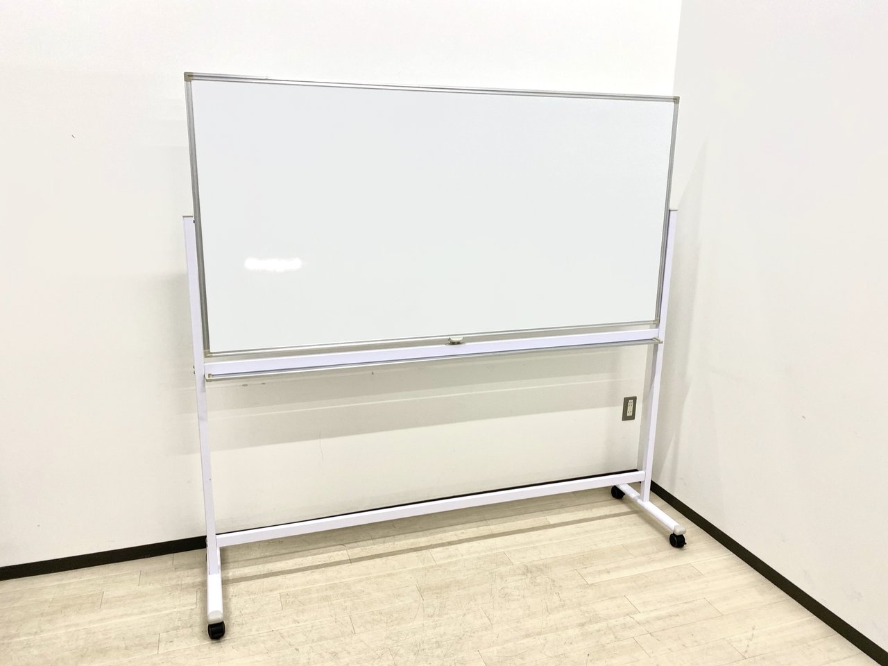 自立式両面ホワイトボード！スチール製！※盤面に小傷あり
                        その他シリーズ
                                    中古
            