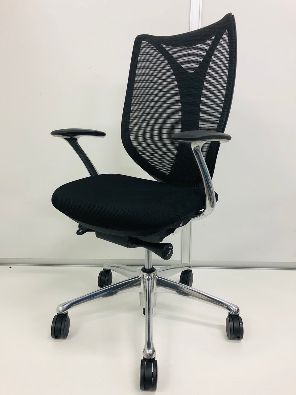 【弧を描くカーブが独創的！】あの有名なオカムラ製の高級チェア！デザイン性の高い肘が特徴的！【ラスト2脚】
                        サブリナ 
                                    中古
            