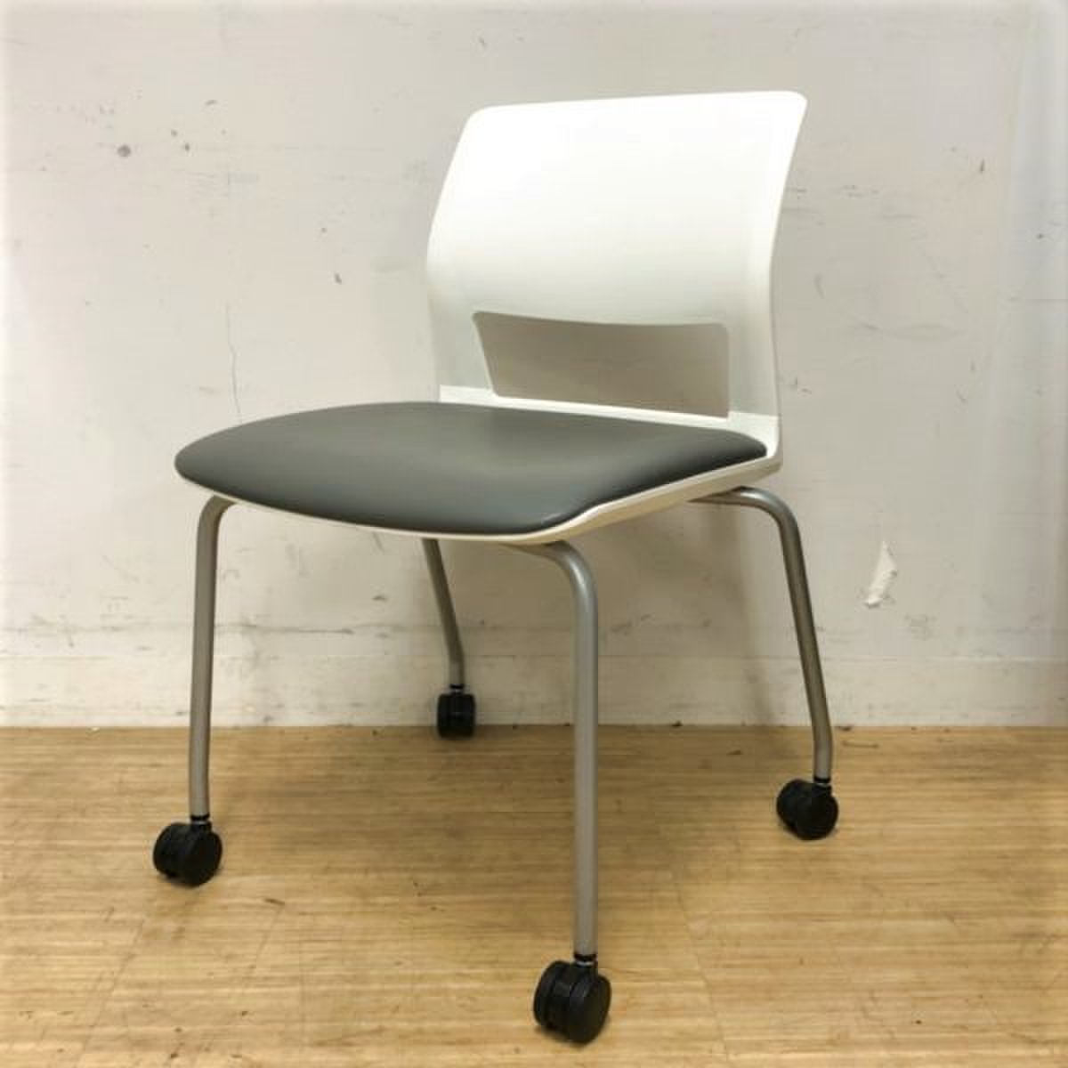 【残り2脚売切価格】省スペース化を図ることができるシンプルな会議用イス　キャスターのおかげで移動も簡単に　コクヨ　160
                        160シリーズ 
                                    中古
            