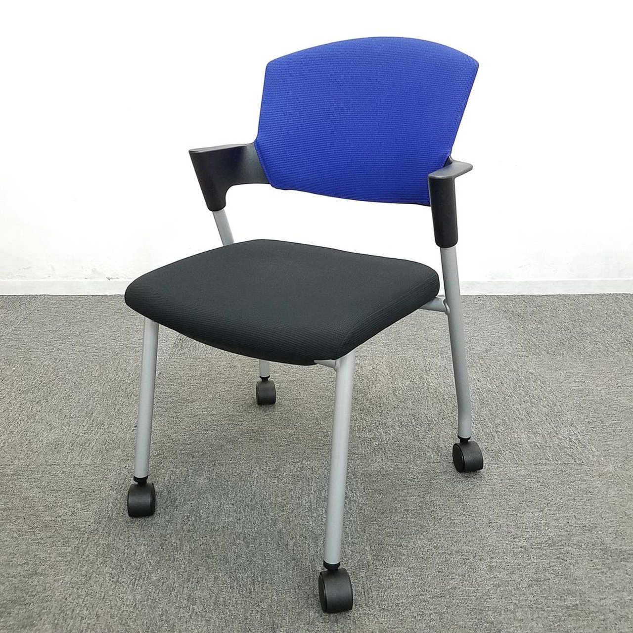 【特別特価】【6脚限定】コクヨの定番スタッキングチェア、プロッティチェアが入荷！中古　ミーティングチェア　スタッキング　【在庫入替】
                        プロッティ（キャスター付） 
                                    中古
            