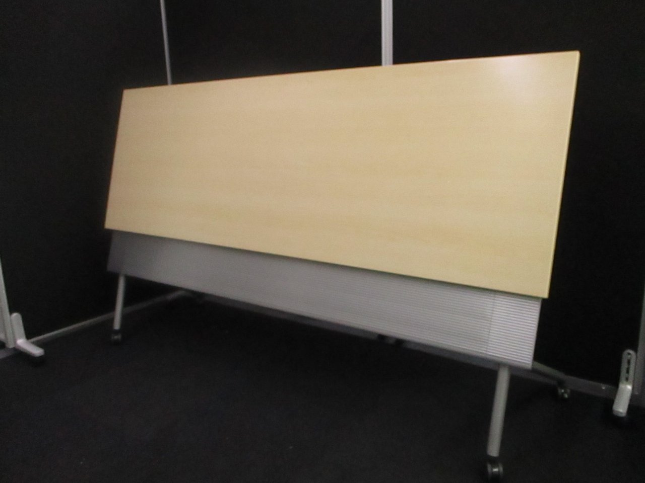 【KS】【ナチュラルで明るい会議室に】
【定価9万がこの価格】
折り畳みで収納可能！
                        ネスティア 
                                    中古
            