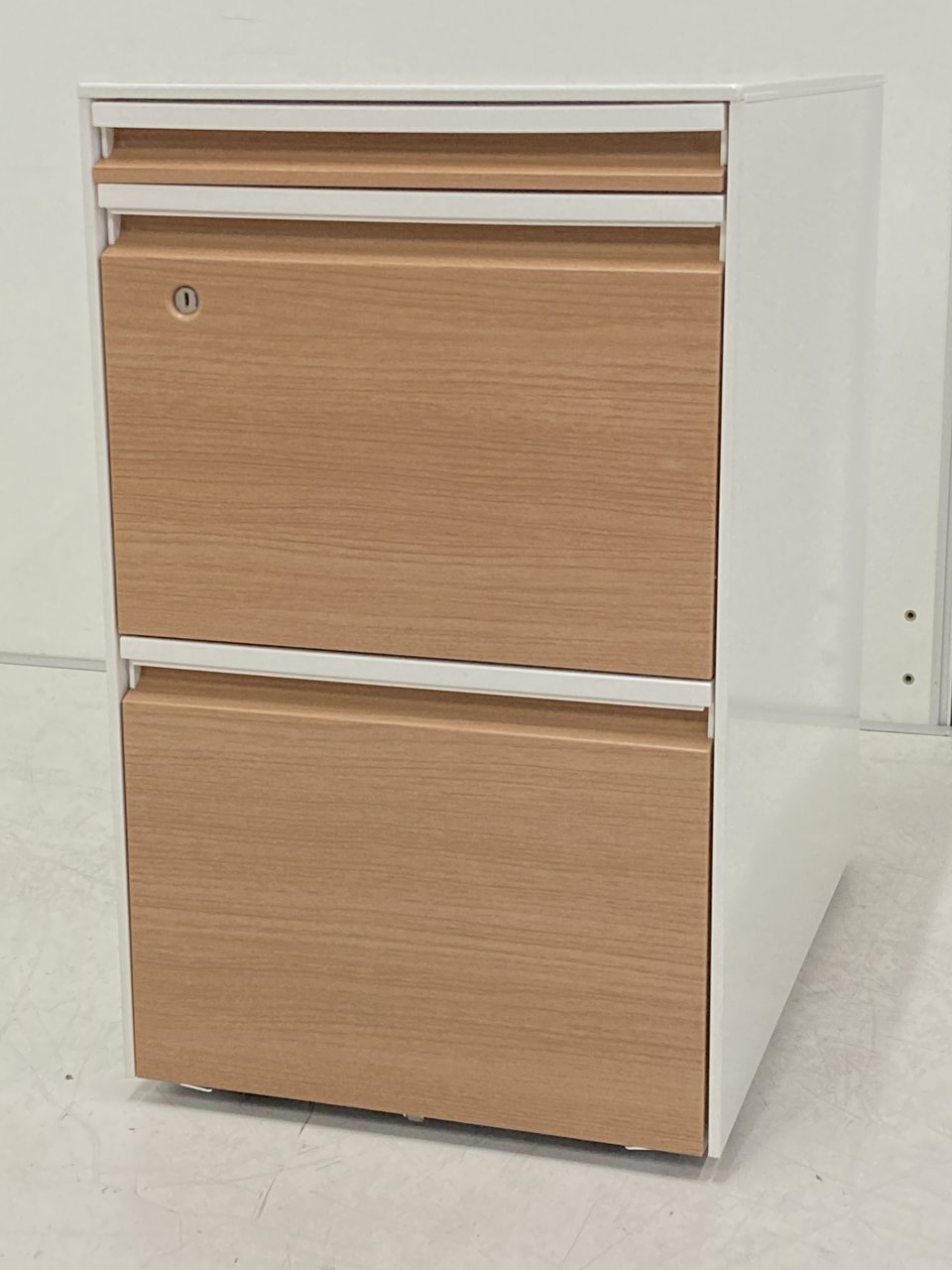 オカムラの三段ワゴン入荷！癒しを与える木目調　★
                        プロステージ クレスト 
                                    中古
            