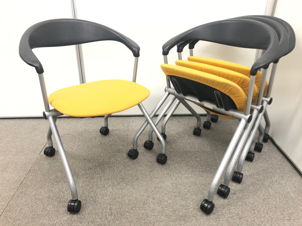 【在庫入れ替えセール】【４脚１セット！！】内田洋行製　ネスティングチェア　イエロー【訳アリ品】★
                        その他シリーズ
                                    中古
            