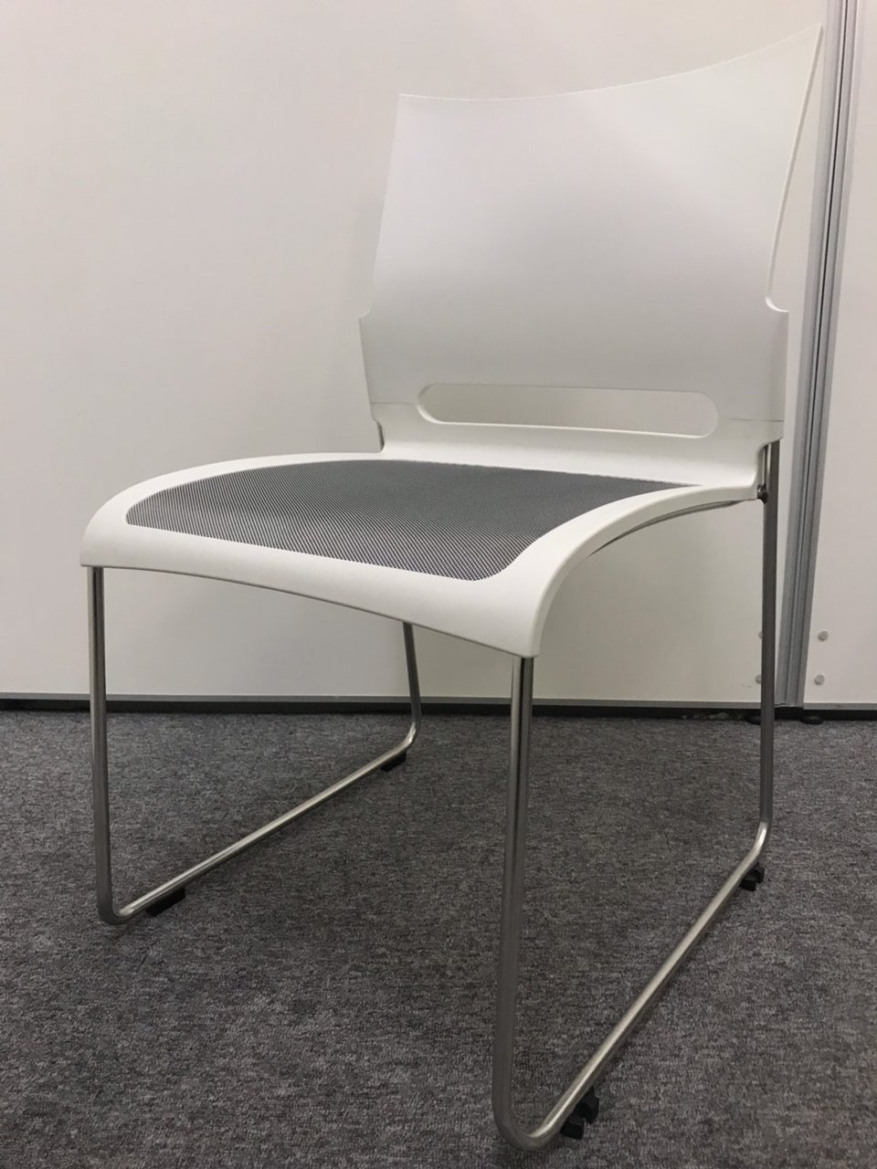 【メッシュ座面】長時間座っても蒸れにくい！通気性バツグンのスタッキングチェア
                        その他シリーズ
                                    中古
            