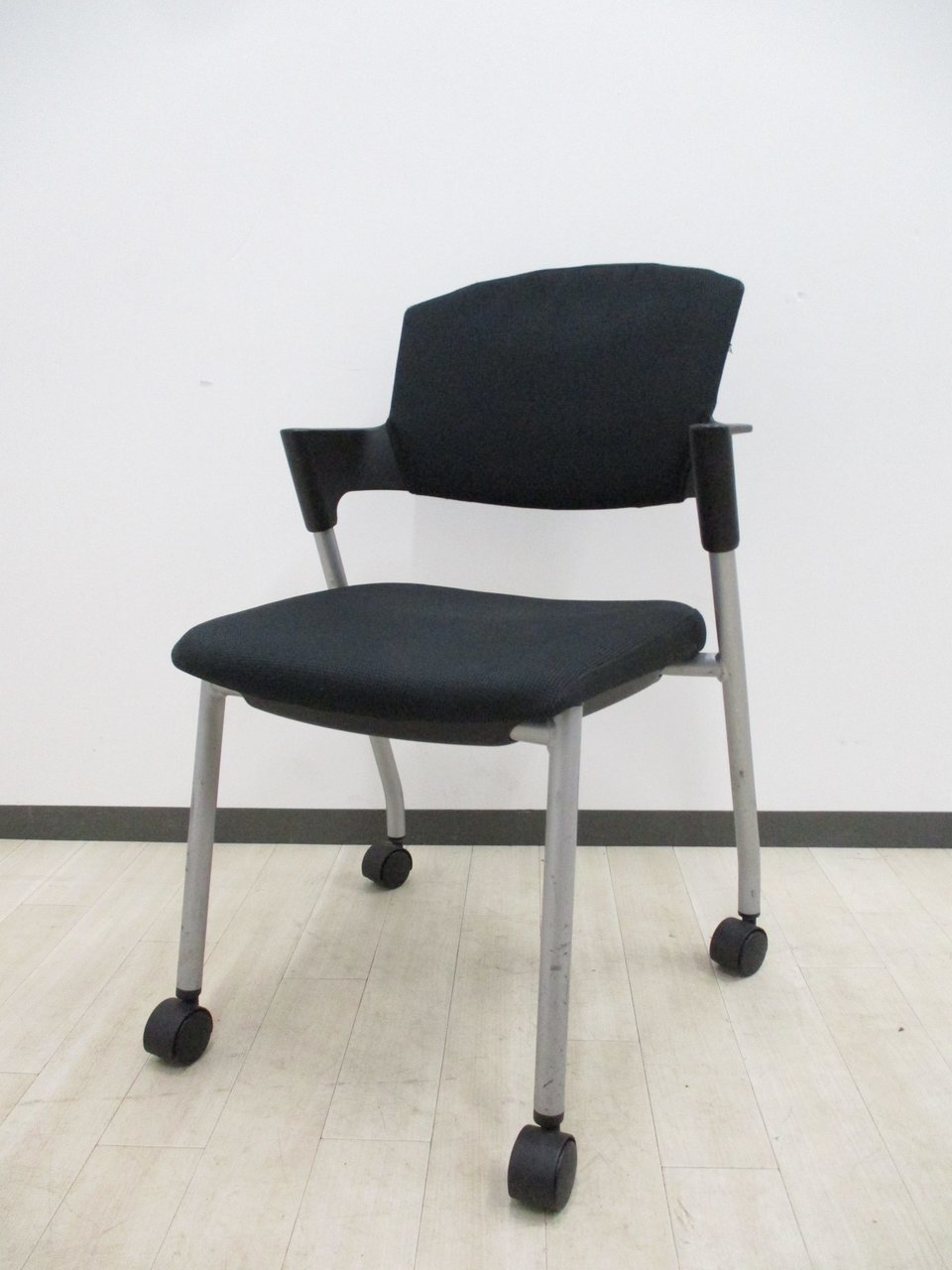 【４脚入荷！】■大人気スタッキングチェアの入荷です！！
                        プロッティ（キャスター付） 
                                    中古
            