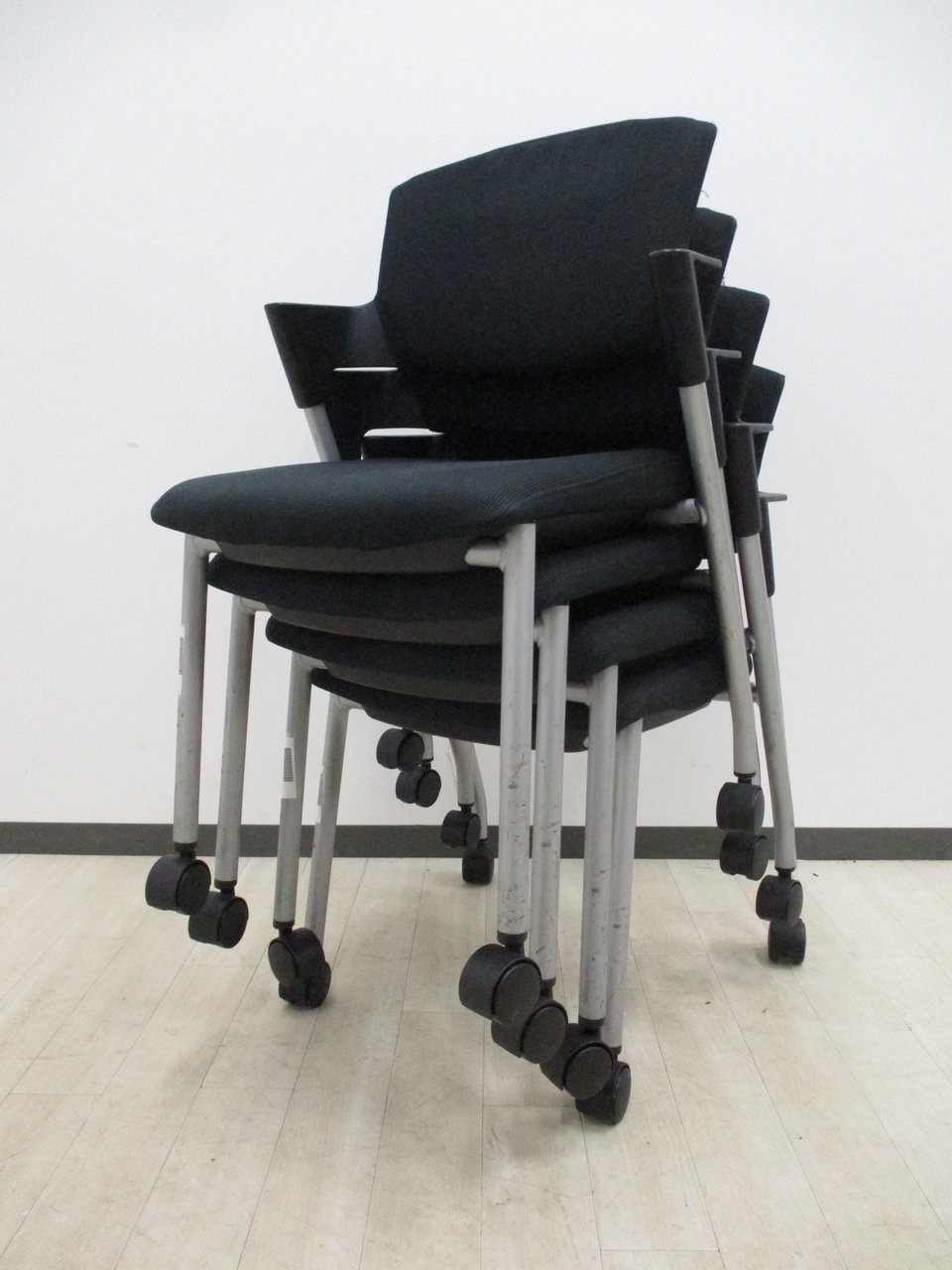 【４脚セット！】■大人気スタッキングチェアの入荷です！！
                        プロッティ（キャスター付） 
                                    中古
            