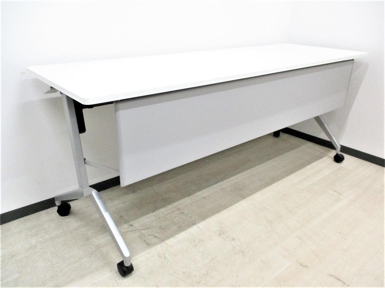 【柏倉庫在庫品】
常に売れてる幅1800mmのスタックテーブル！
女性も安心の幕板付き！
■コクヨ/リーフライン/カラー：ホワイト（PAW)
                        リーフライン 
                                    中古
            