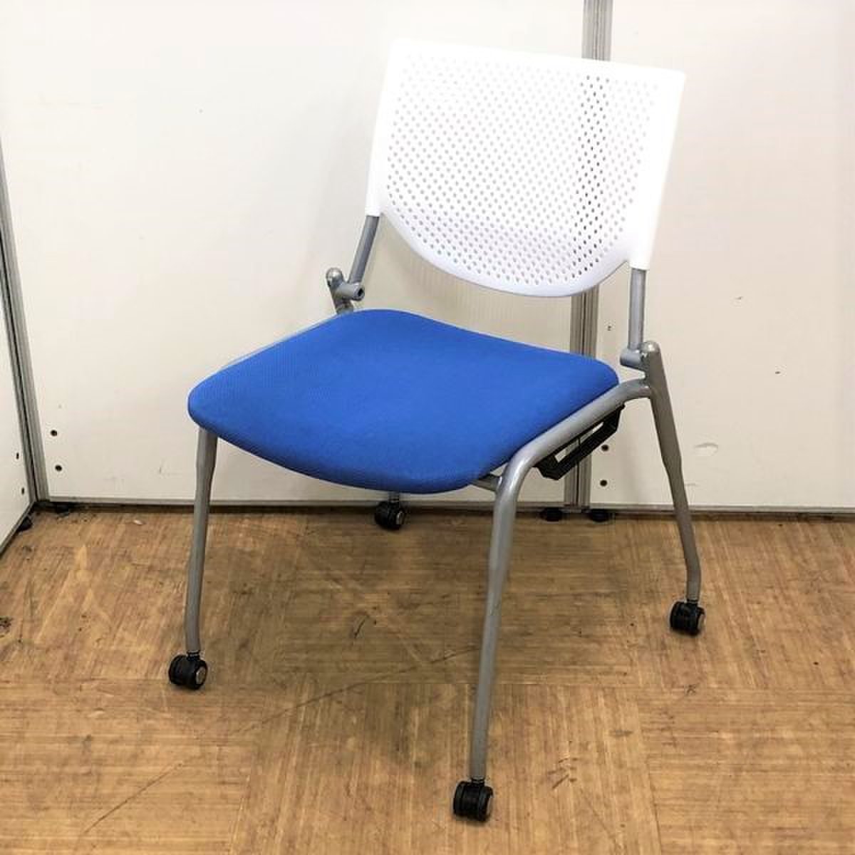 【ミーティングルームの雰囲気を変えましょう】オカムラ　スタッキングチェア　明るいブルー
                        プロスタック 
                                    中古
            