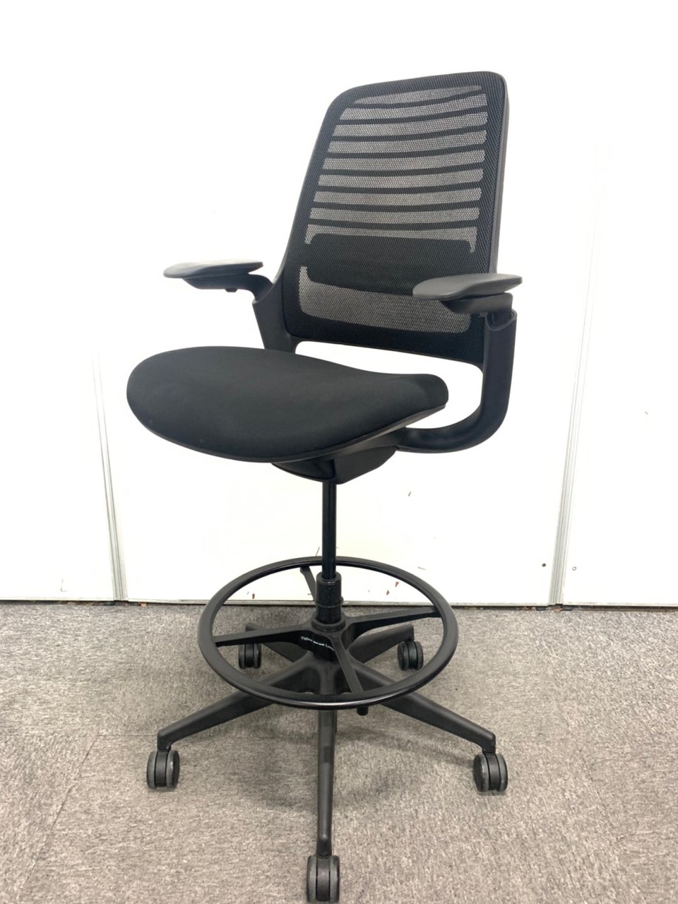レア商品☆　スチールケース製　メッシュ　可動肘　ステップ有り　ハイチェア　【限定１脚！】
                        その他シリーズ
                                    中古
            