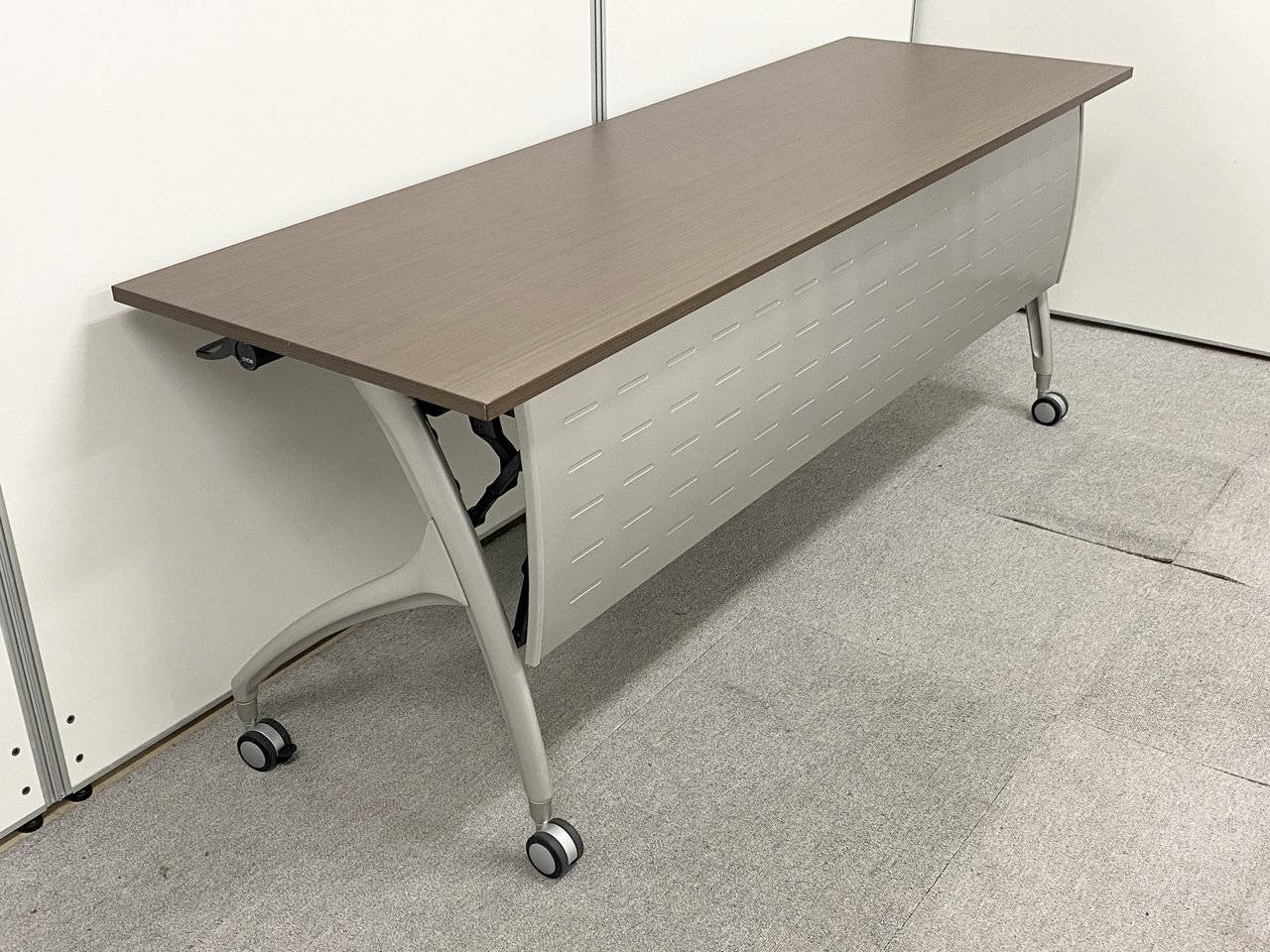 【在庫一掃セール品】イトーキ　ミーティングテーブル　ブラウン　W1800 D600
                        リリッシュ2 
                                    中古
            