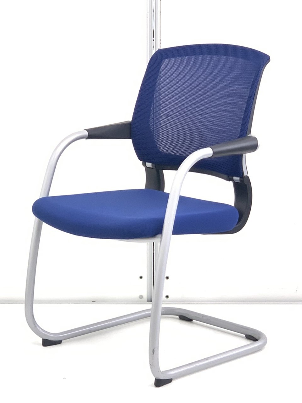 ブルーがきれいなミーティングチェア！休憩スペースに！コクヨ製サテリテチェア！重ねられて便利です
                        サテリテ（アルミ脚タイプ） 
                                    中古
            